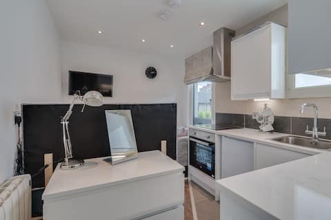 Studio 2 at Arlanhaus. Pristine accom, close City.