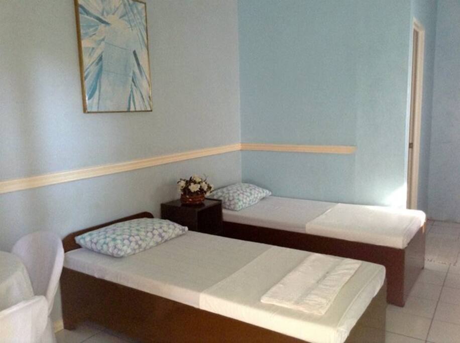 2 Single Beds