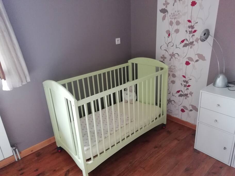 Lit de bébé pour les jeunes parents