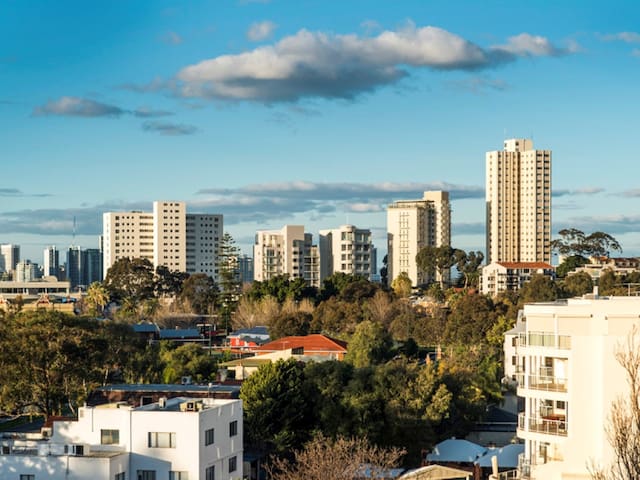 Bright, 2 bedroom apartment near river, zoo & CBD.