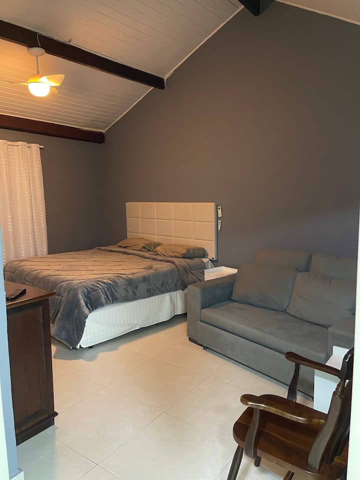 الجناح الداخلي 3 (الطابق العلوي)

4 أسرّة - 1 سرير كبير + 1 سرير أريكة مزدوج