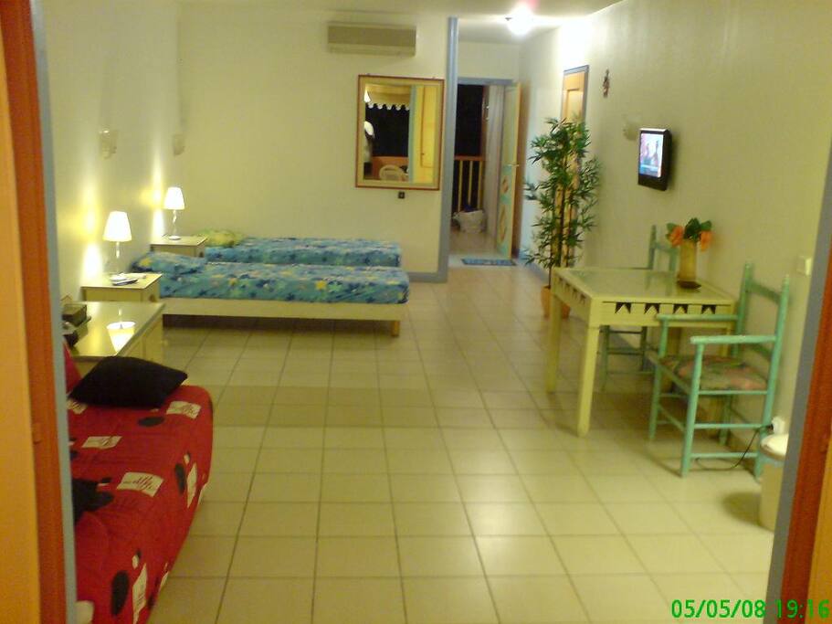 interieur avec lit et BZ (160 x 200 chacun)et écran plat