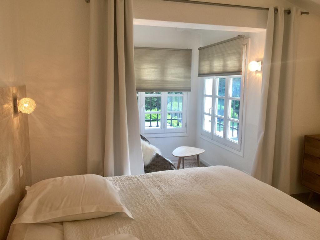 chambre côté piscine avec petit salon