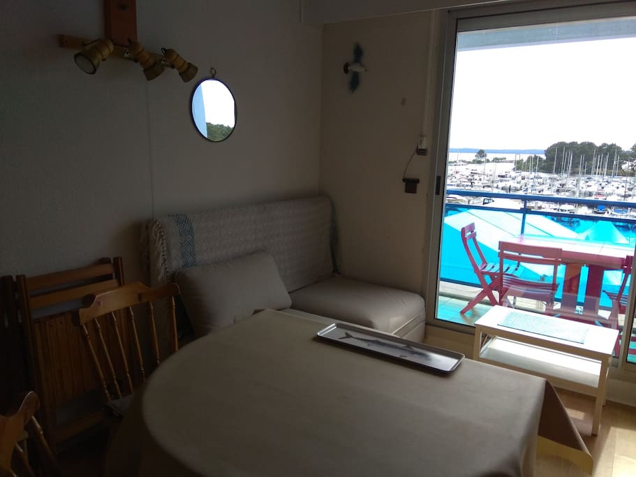 salon avec balcon vue sur le port