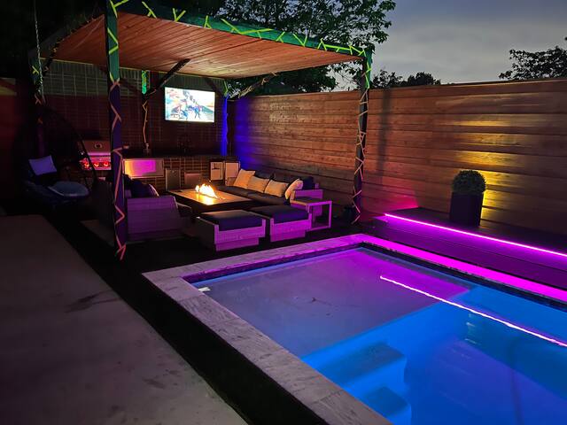 Modern 4 bedroom home with pool gallery image 5