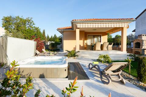 Villa Lavender's Breeze with Pool, Jacuzzi & Bikes