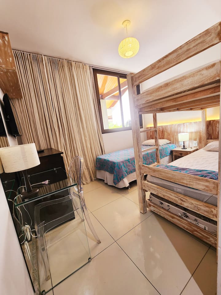 Спалня на приземния етаж:
Скрин/бюро/цяло огледало 
01 Единично легло 
01 Двуетажно легло 
01 Допълнително легло 
