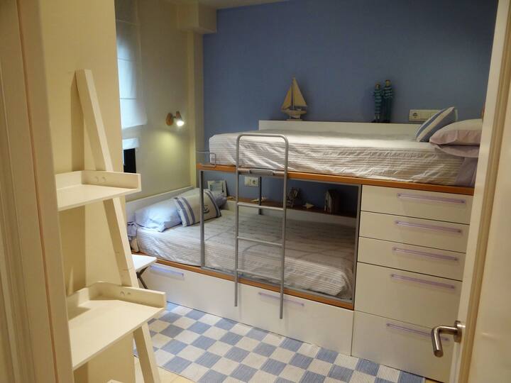 Poschodová posteľ a trundle pod ňou. Vstavaná šatníková skriňa v spálni.