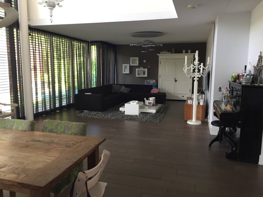 Zeer ruime woonkamer met zithoek, TV, eethoek. Veel licht, maar ook goed koel te houden door buitenluxaflex.
Very spacious living room with seating area, TV, diner table. Very light but easy to keep cool thanks to exterior blinds