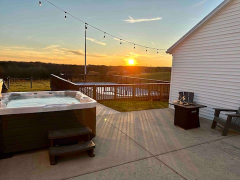Sunset Ranch: Hot Tub! Mountain Views! Pool