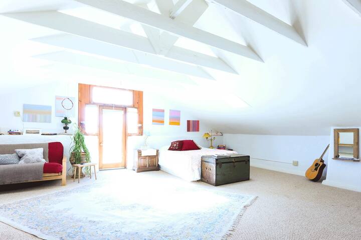 Bright and Comfortable Downtown Loft Studio