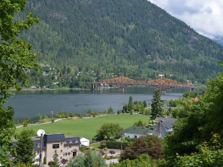 A Quiet Getaway an easy walk to all of Nelson!! Houses for Rent in