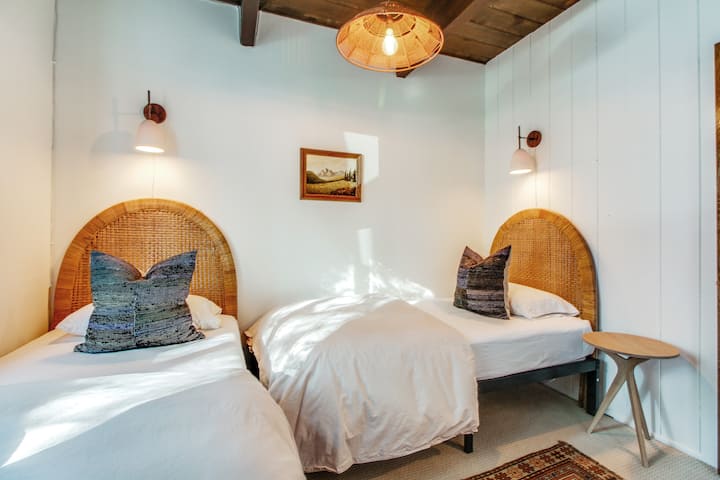 سريران متماثلان في غرفة النوم 3