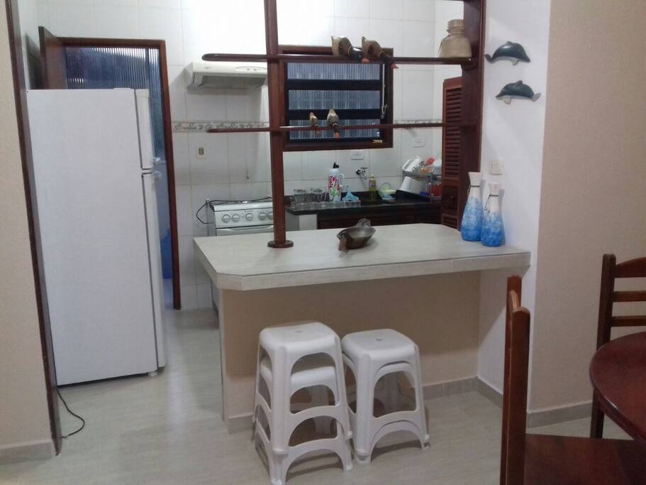 Sala e cozinha. Living room and kitchen.