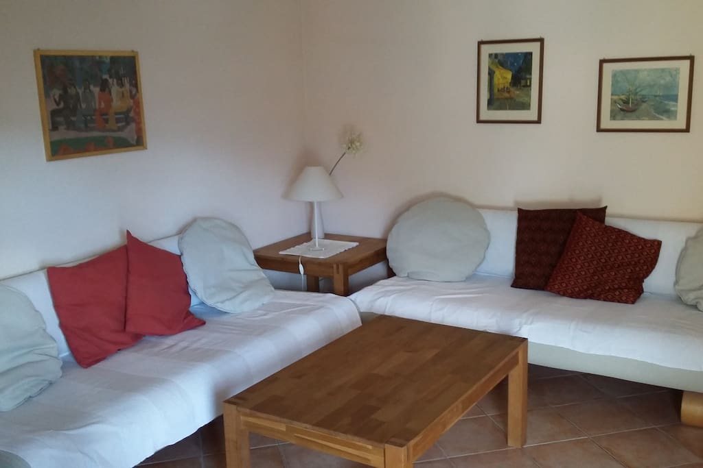 Wohnzimmer mit ausziehbaren Bettsofas