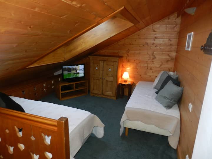 Მეცადინეობა სახურავის ფანჯრით, 2 ერთადგილიანი საწოლი, ტელევიზორი, DVD-დამკვრელი, ბუნდოვანი.  
