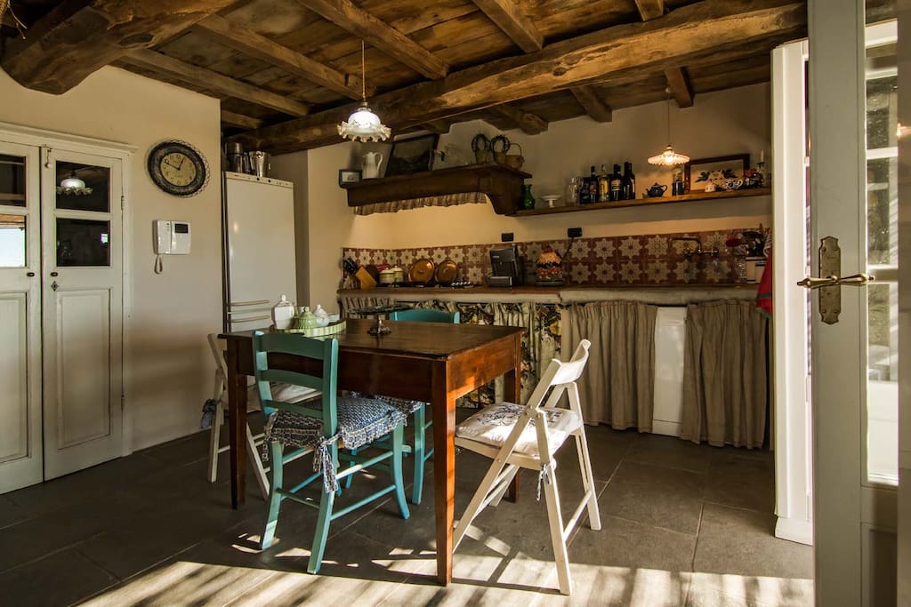 Cucina con frigo, forno e lavastoviglie