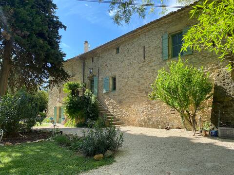 Large cottage with swimming pool between Avignon and Uzes