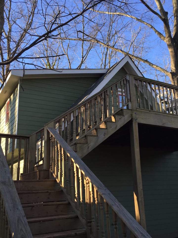 Charming Carriage House 2nd floor Studio Apartment Guesthouses for