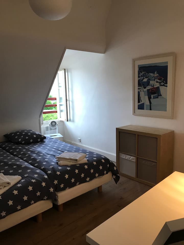 ห้องนอนเตียงคู่ที่มองเห็นความสูงของเบียริกซ์ 