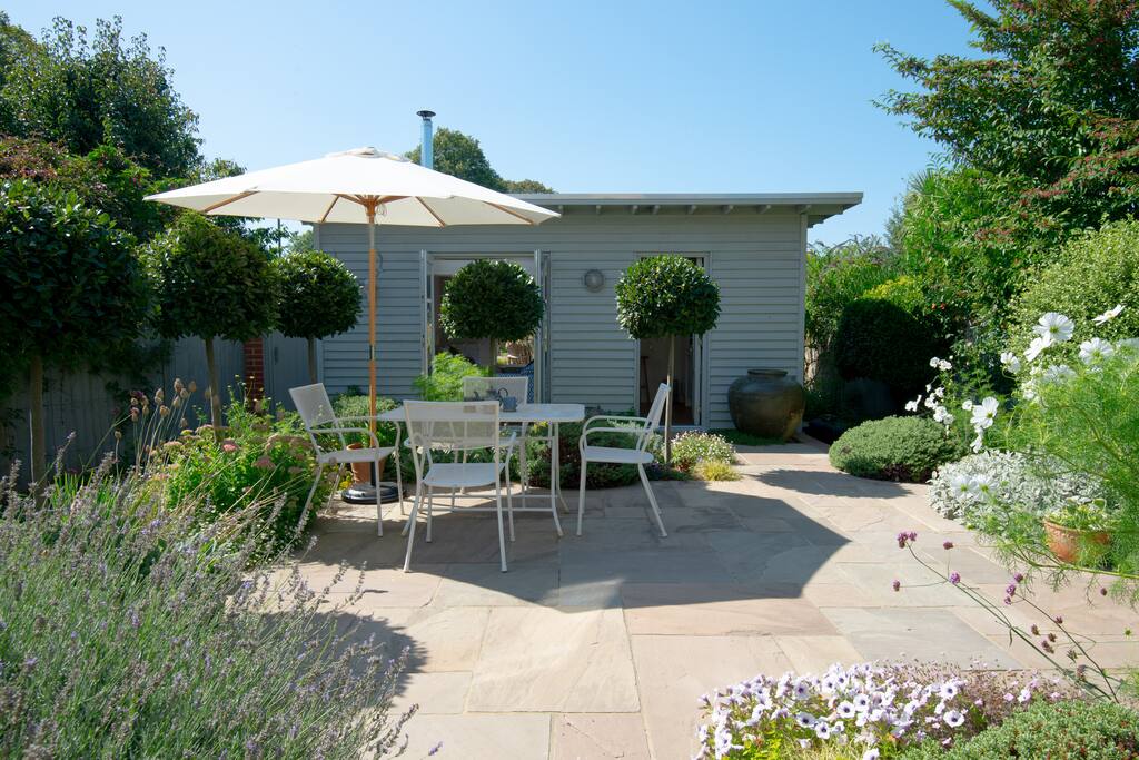 Access to Studio via pretty courtyard