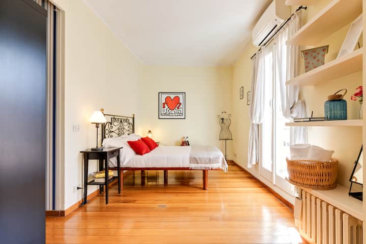 Në dhomën 2 do të gjesh një krevat "Queen" shumë të rehatshëm.
