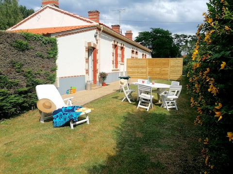 Charming cottage with garden and ping-pong table, 15 m from the beaches