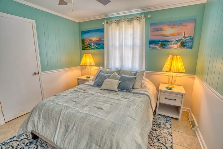 2号卧室
1250支线数床单，梳妆台底部抽屉里有一套备用床单。 