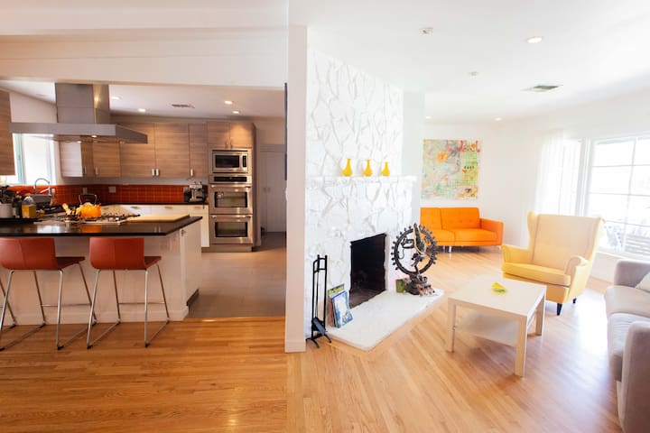 Mid Century Modern w/ pool & large kitchen in LA