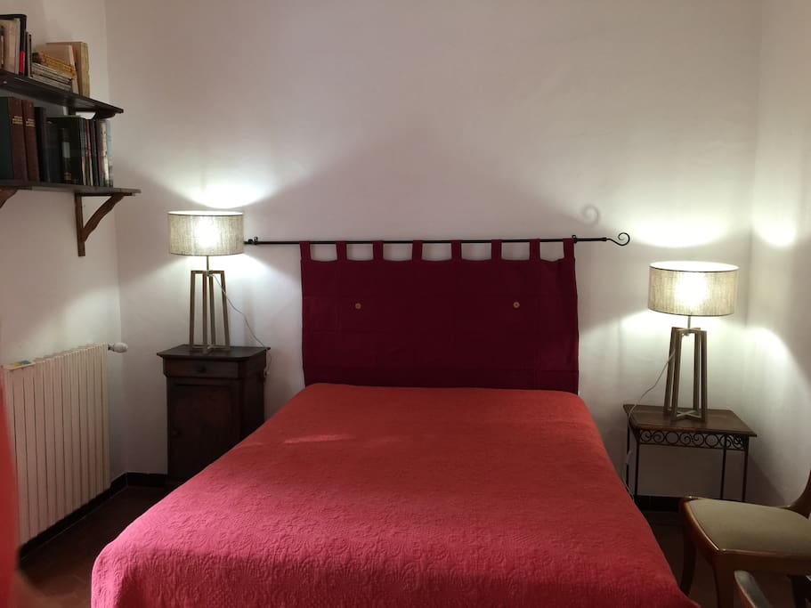 Une grande chambre avec lit de 140