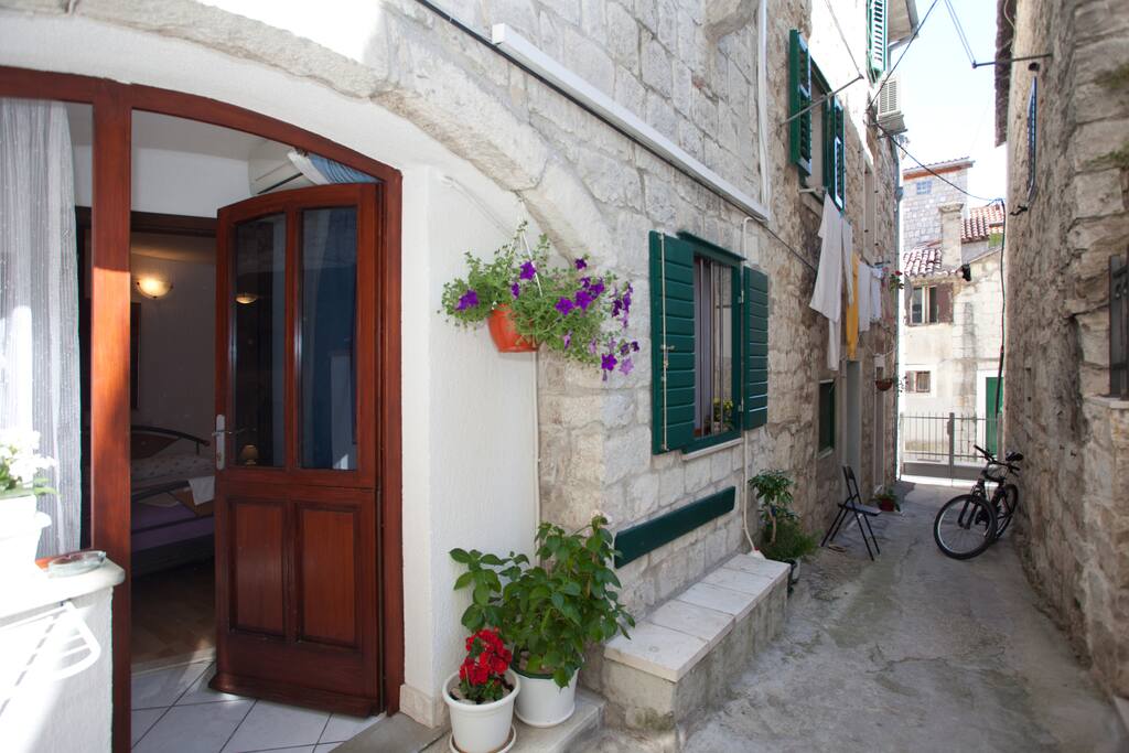 Apartment entrance / courtyard