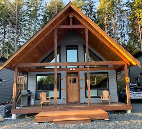 Juan de Fuca Surf Chalet with Sauna - 3bd/2ba