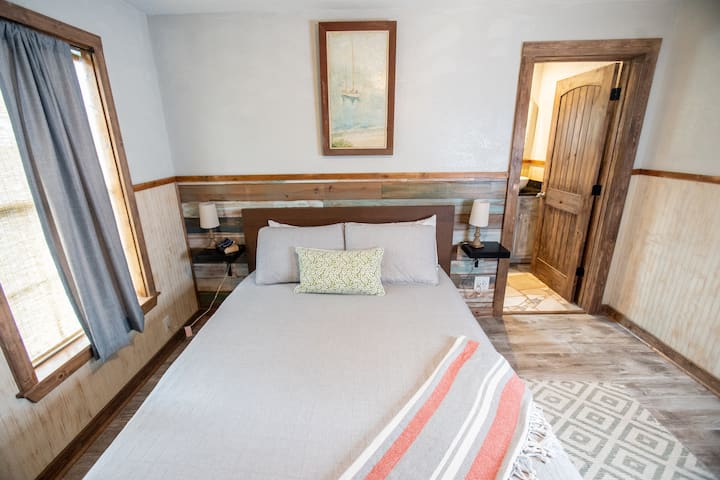 Anchor小屋的第一间卧室，配备套内全功能卫生间