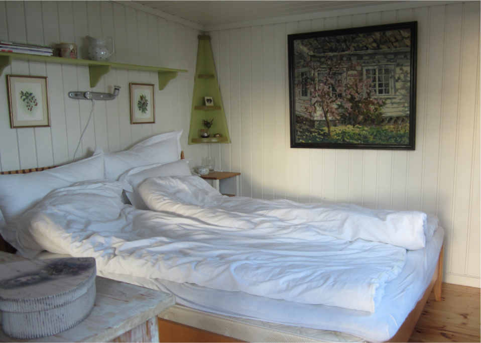 Hovedsoverom med utsikt over fjorden
