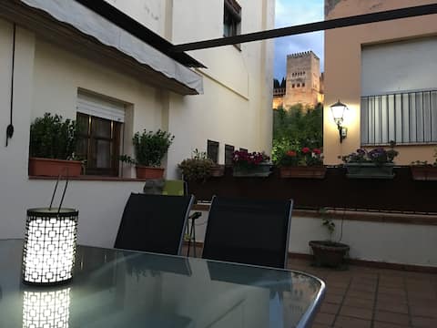A garden at the foot of the Alhambra. Enjoy it now!!