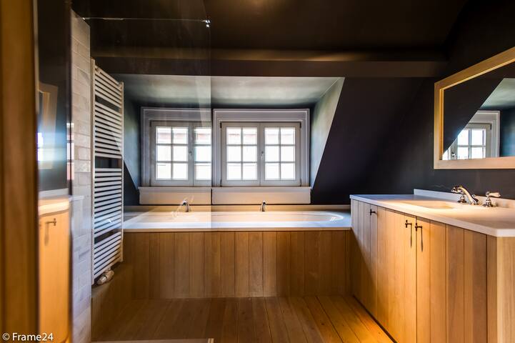 Stunning townhouse steps from the park gallery image 3