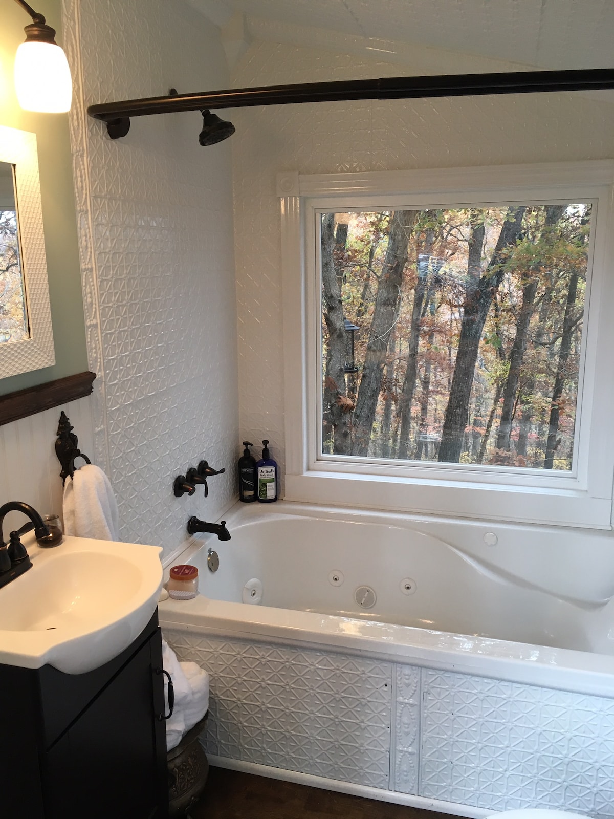 Relax in the extra large jacuzzi and enjoy the view!Heated bath house comes with all amenities, including toiletries.