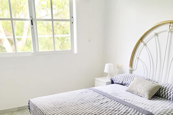 Bonito dormitorio con aire acondicionado.