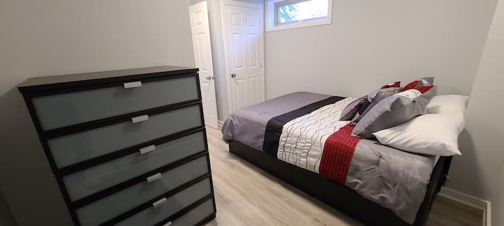 Deuxième chambre avec un lit queen, située au premier étage. 