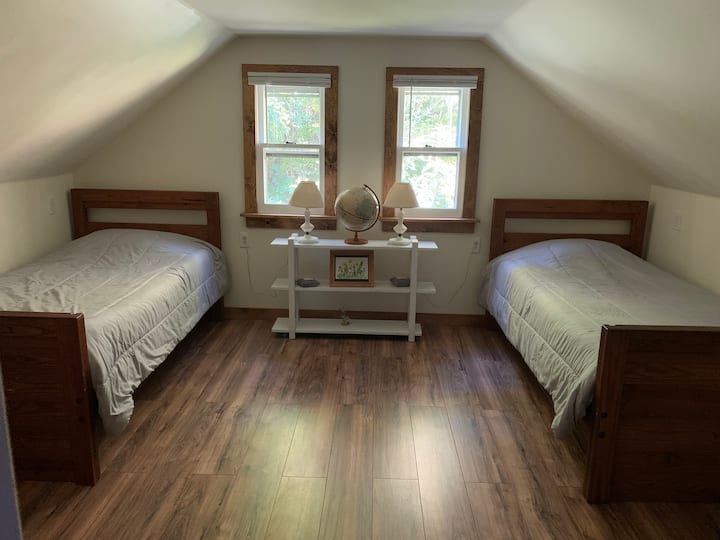 楼上卧室配有两张单人记忆泡沫床垫和婴儿床。