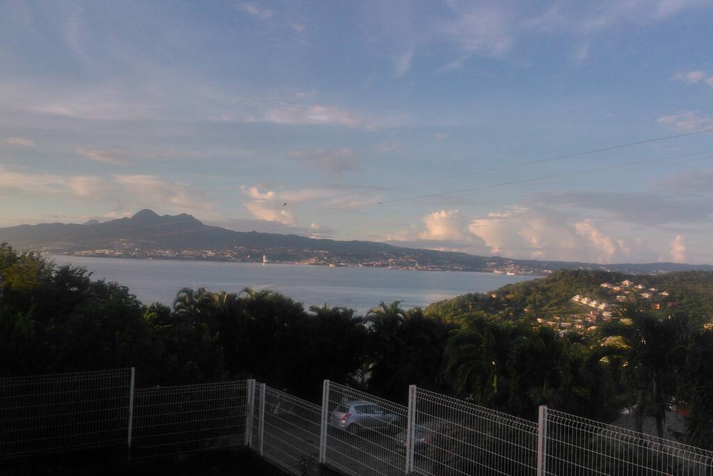 Vue du jardin sur la baie de Fort de France