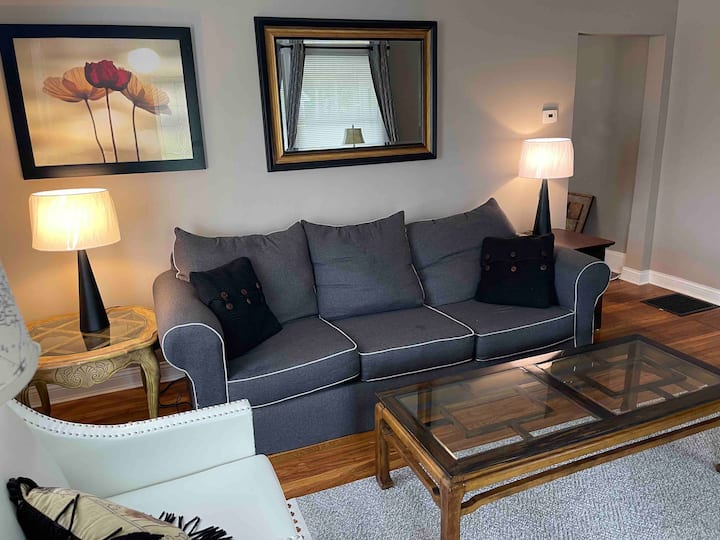 على الرغم من أن غرفة المعيشة هي أصغر غرفة في المنزل، إلا أنها لا تزال مريحة للغاية مع الكثير من المقاعد والجلوس. الأريكة مريحة للغاية لدرجة أنها بديل شائع لسرير.