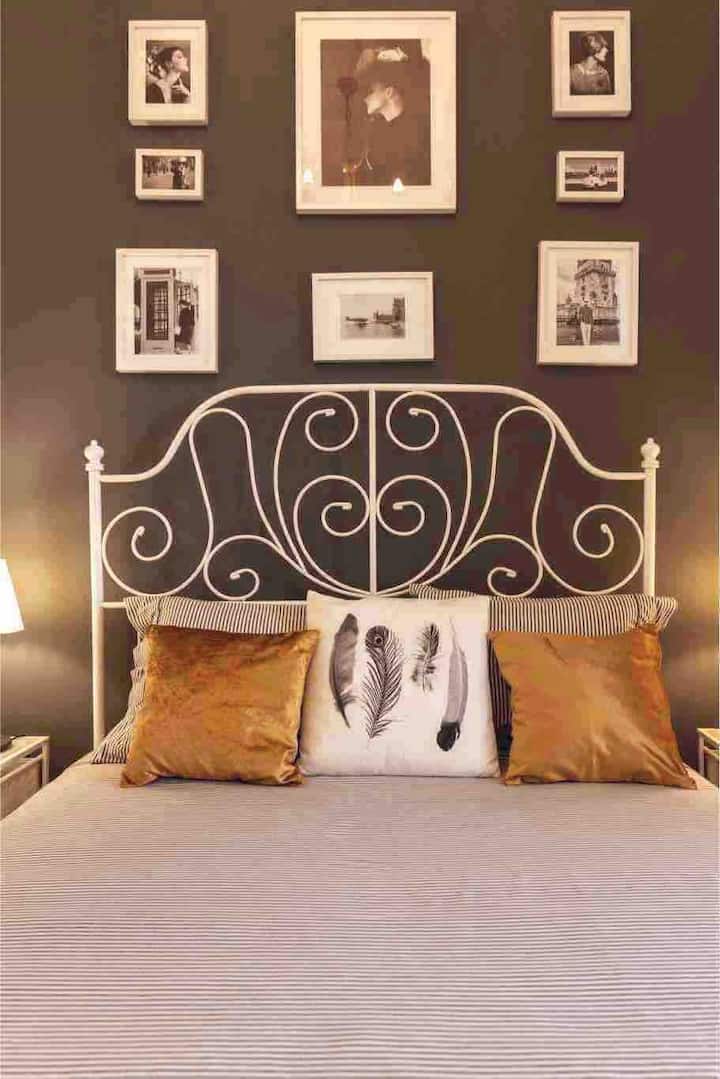 غرفة نوم ساحرة ومريحة