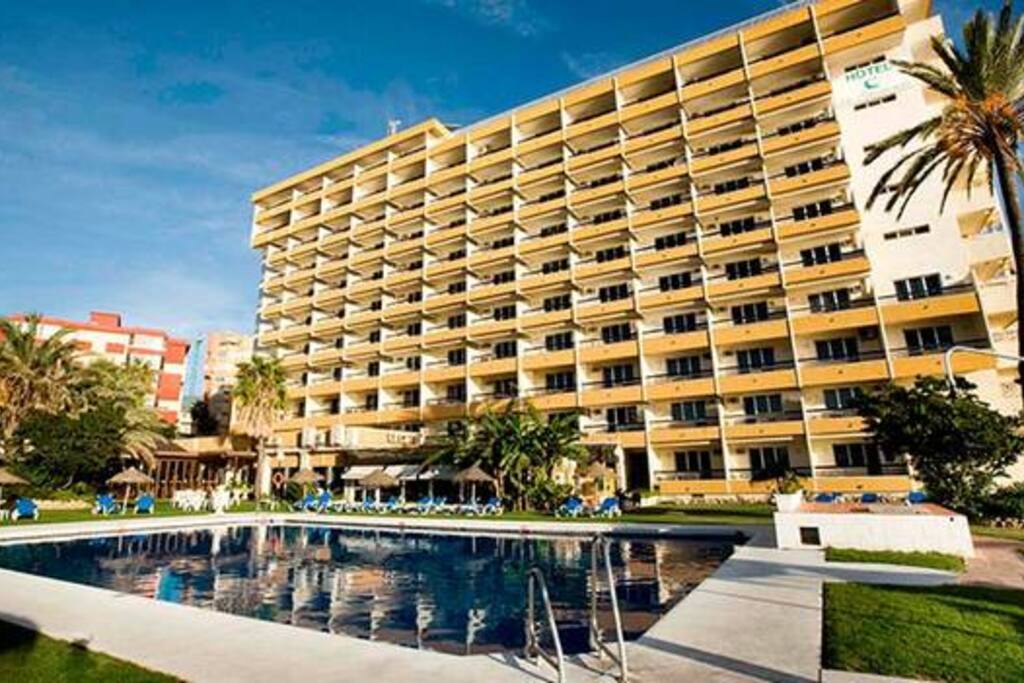El edificio con la piscina
The building with the pool