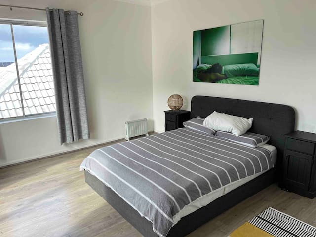 Huge four bedroom beach house. Parking on site. gallery image 2