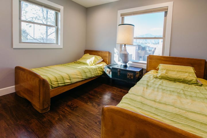 غرفة نوم ثانية مع مرتبتين مزدوجتين من رغوة الذاكرة ومرتبة أرضية مزدوجة من رغوة الذاكرة إذا لزم الأمر