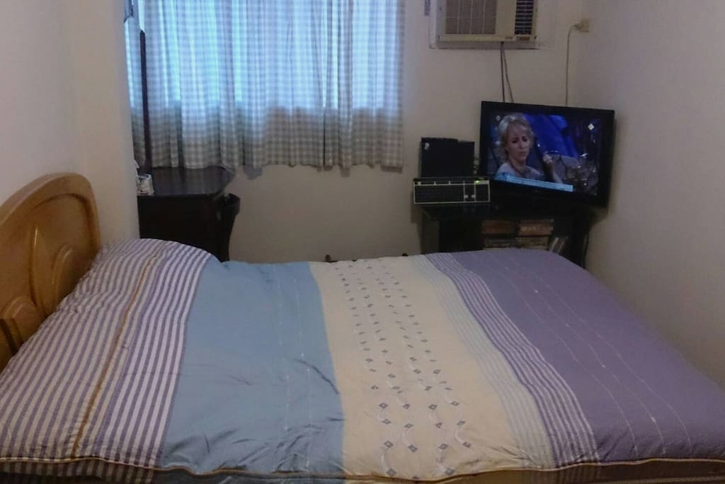 具通風陽光與寧靜的寬敞房間。