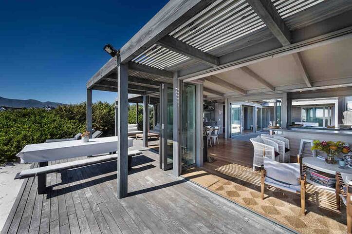 Amazing home on the beach in Klein Slangkop gallery image 3