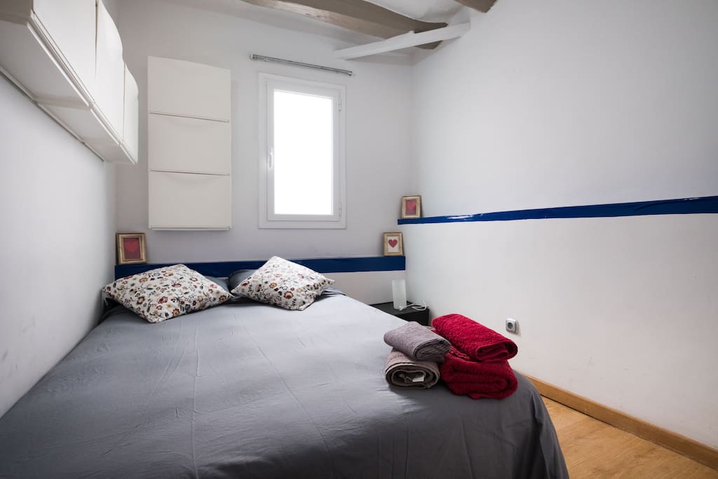 habitación pequeña con cama doble