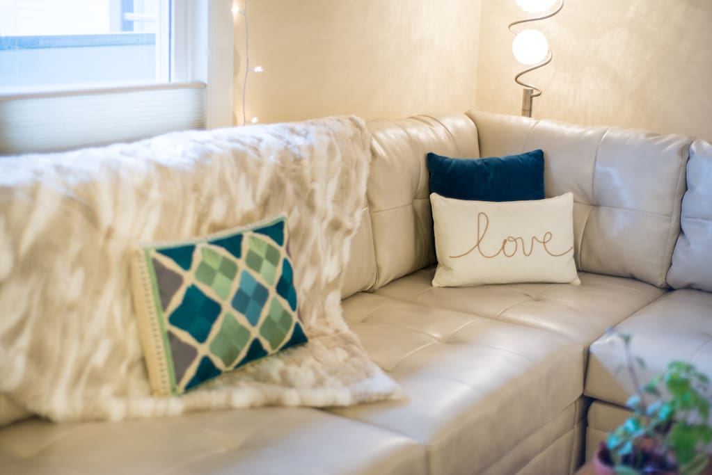 Our brand-new "cafe au lait" couch! Pro tip: Sit in the cozy corner with a cup of coffee facing the mountains for a breathtaking view!